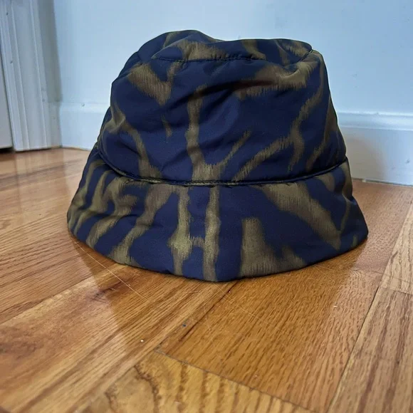 Cos tiger printed padded bucket hat in size XS/S - Picture 6 of 6